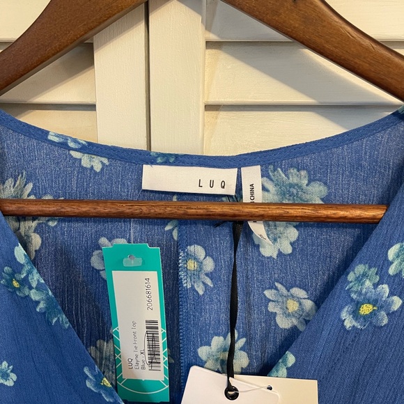 LUG Blue Floral Blouse NWT Size XL - Picture 2 of 5